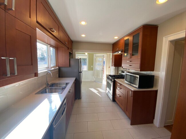 Building Photo - Ballard Loyal Heights Home