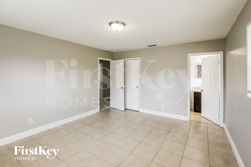 Building Photo - 7171 SW 10th Ct
