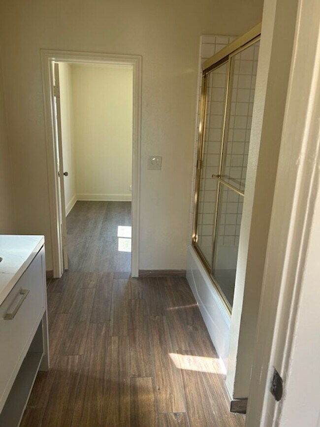Building Photo - 649