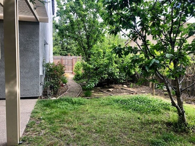 Building Photo - Spacious and beautiful 3 bedroom 2.5 bath ...