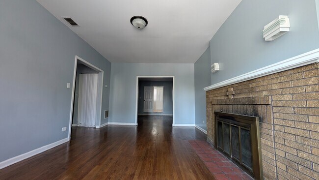 Building Photo - Spacious 3BR Apartment in Oak Park – 1,326...