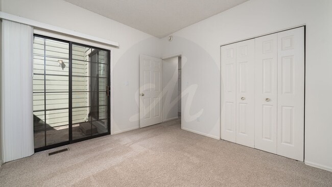 Building Photo - 2 Bedroom Rancher Townhome in Country Club...