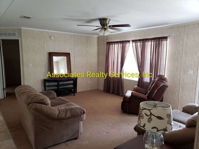 Building Photo - Remodeled and just on the Market!