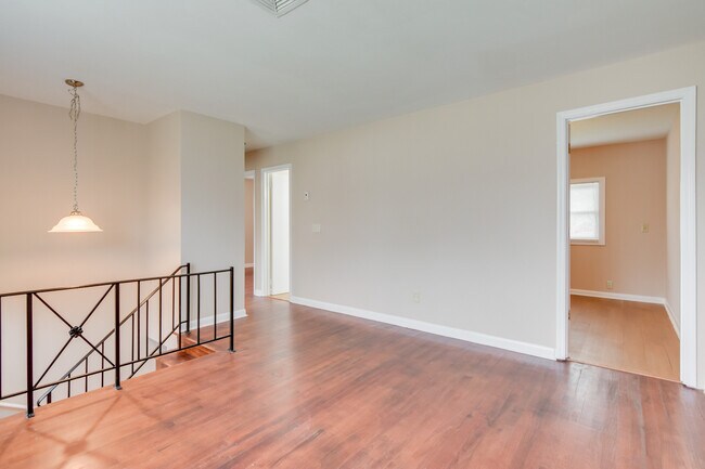 Building Photo - 2208 Bungalow Rd
