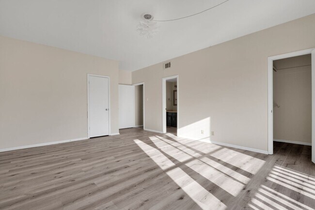 Building Photo - Charming 2 Bedroom Condominum
