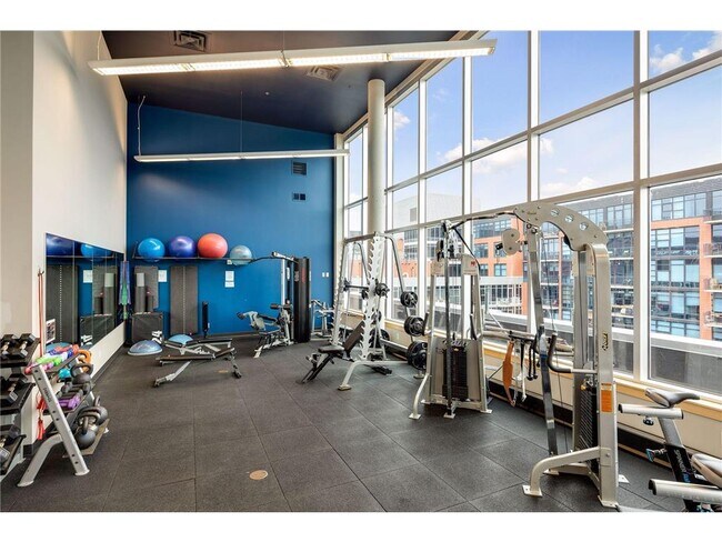 Building Photo - 215 10th Ave S