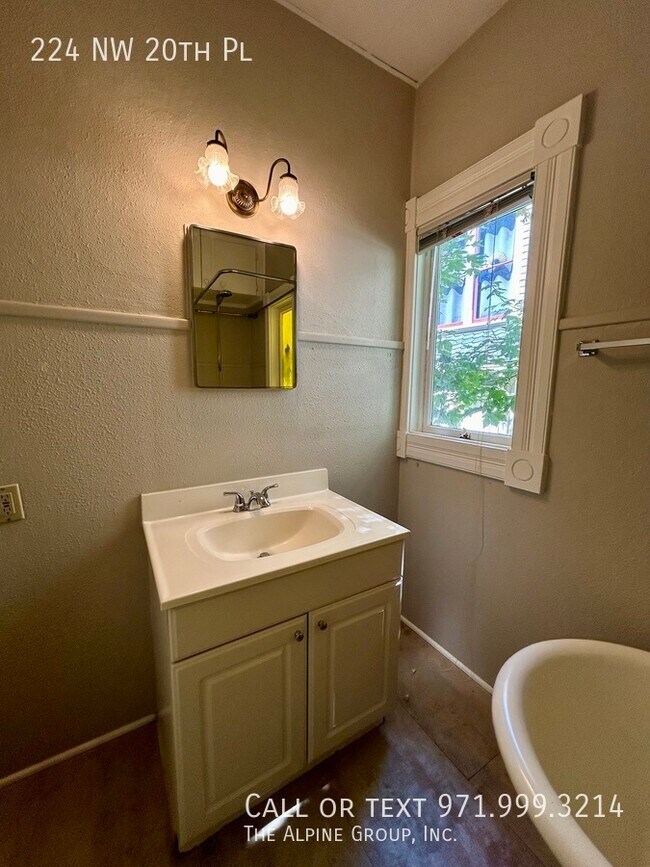 Building Photo - 224 NW 20th Pl