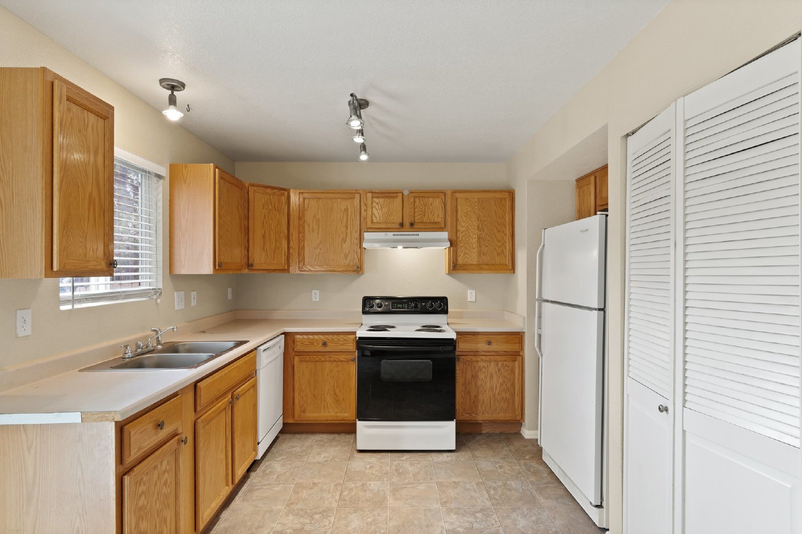 Building Photo - Move-In Ready 2-Bed Townhome with A/C & Fi...