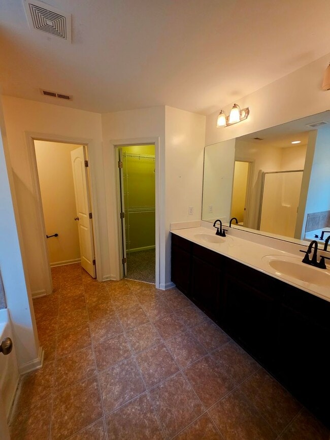 Building Photo - 3 BR 2.5 BA Hunters Creek