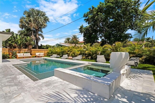 Building Photo - 811 NE 17th Ct