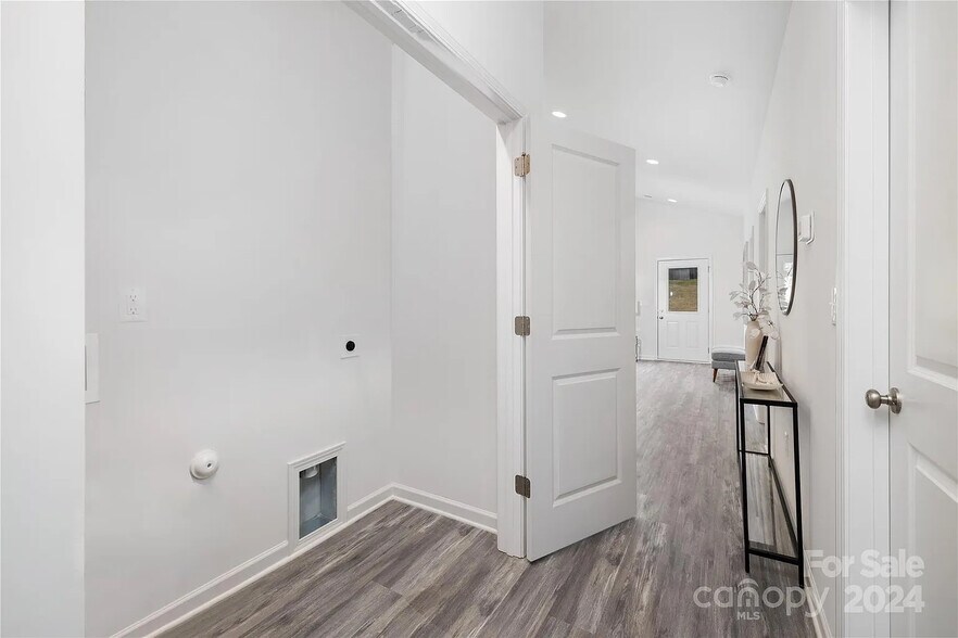 Building Photo - Room in House on Oakwood Rd