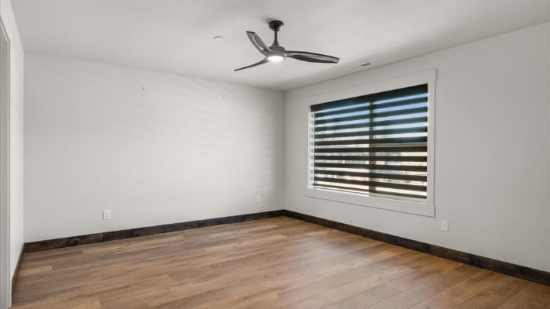 Building Photo - 1010 E 7th St