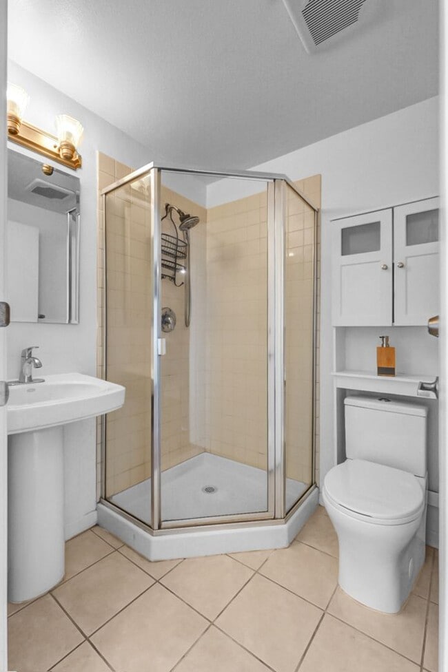 Building Photo - Luxurious Modern Condo in Alhambra