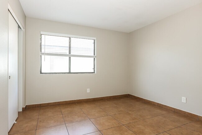 Building Photo - 8516 W Elm St