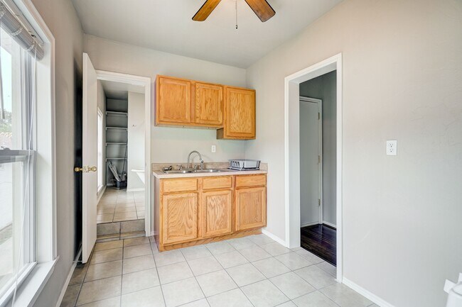 Building Photo - Stylish & Convenient Living Near OU !
