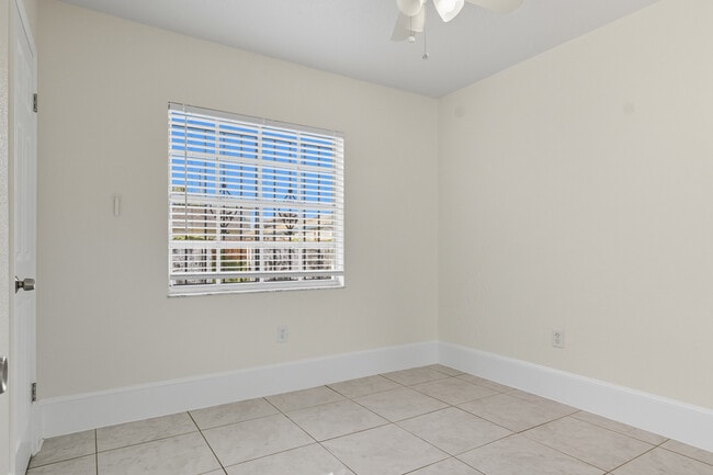 Building Photo - 1324 W Nassau St