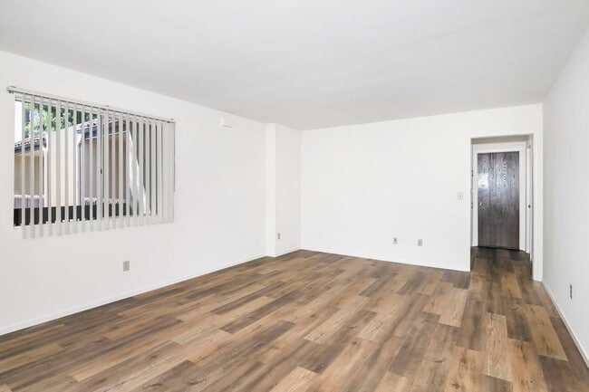 Building Photo - SPACIOUS 2BD/1.5BA TOP FLOOR UNIT IN THE H...