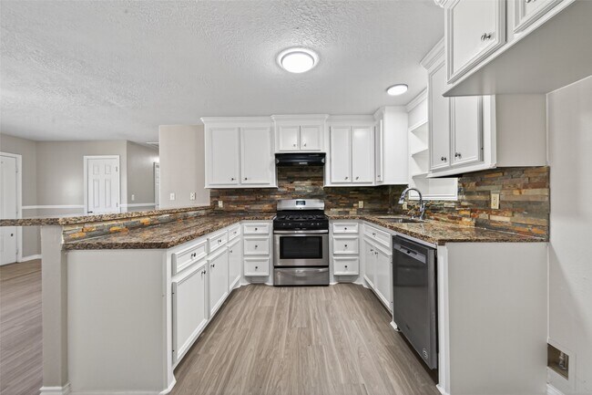 Building Photo - 210 N Shirley Ln