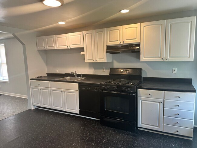 Building Photo - Spacious, Corner Home, Central Air, W/D Hook-Up! Available Now!