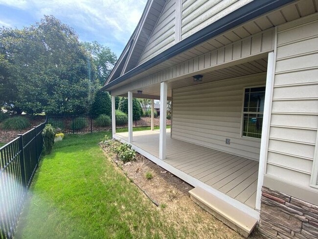 Building Photo - Now Offering ONE-MONTH FREE as Move-in Cre...
