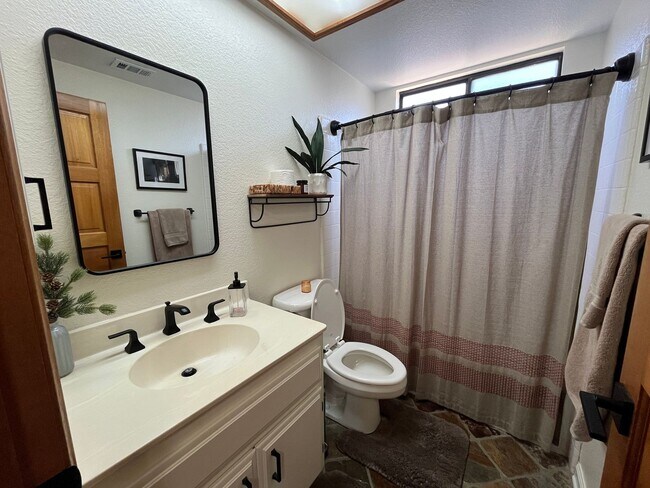 Building Photo - Spacious 3 Bedroom, 2 Bath Home with Offic...