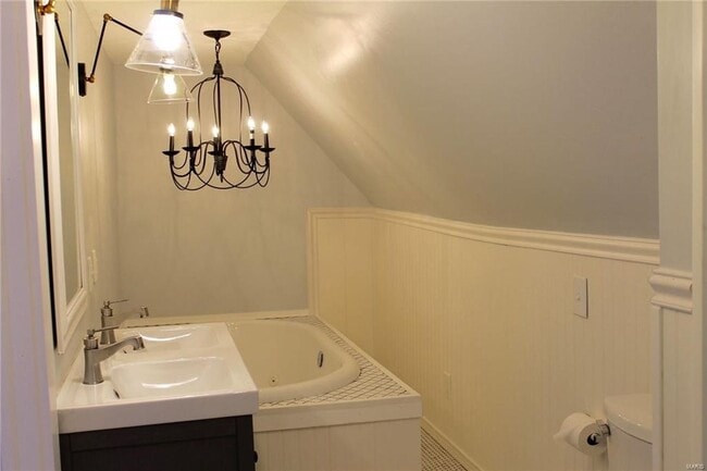 Building Photo - Absolutely adorable 3 bedroom/1.5 bath house in Ritenour school district!