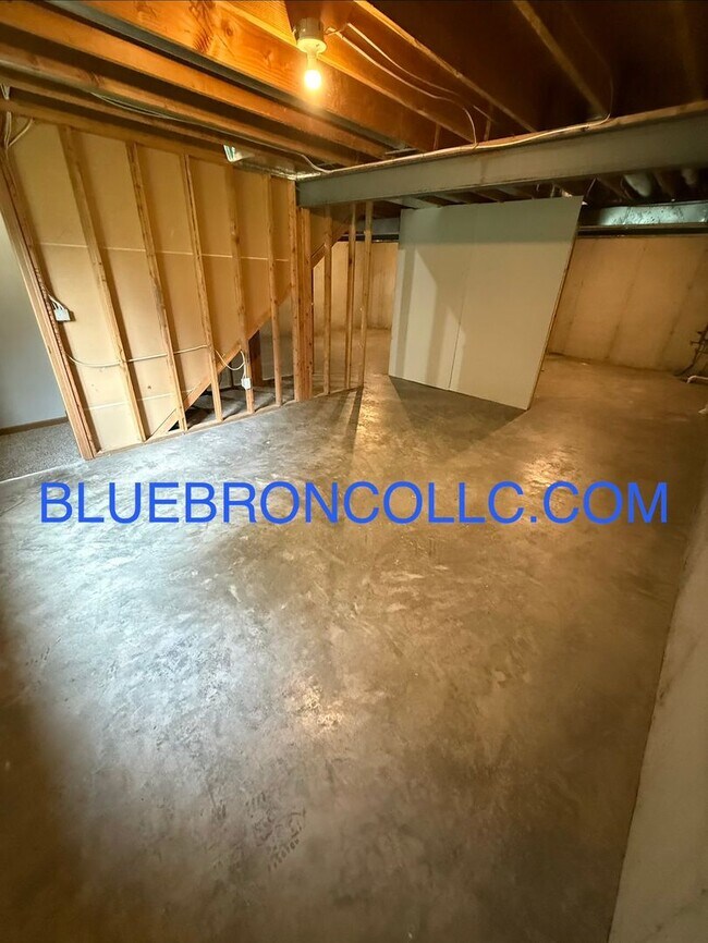 Building Photo - 609 W Pine St