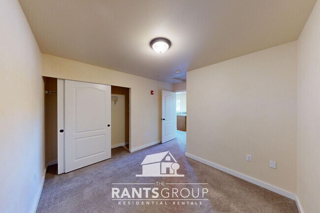 Building Photo - Cute 2 Bed in the heart of Yelm!