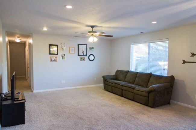 Family room - 482 N 2580 W
