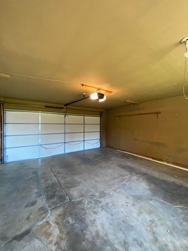 Building Photo - Four Bed, Two Bath Single Family Home with Fantastic View ON the Golf Course!