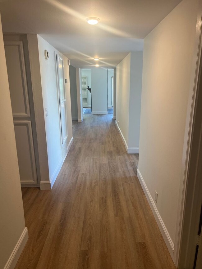 Building Photo - Huge 2 bed 2 bath condo.  2 balconies peek a boo ocean views