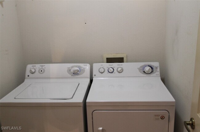 Building Photo - 1868 W Crown Pointe Blvd