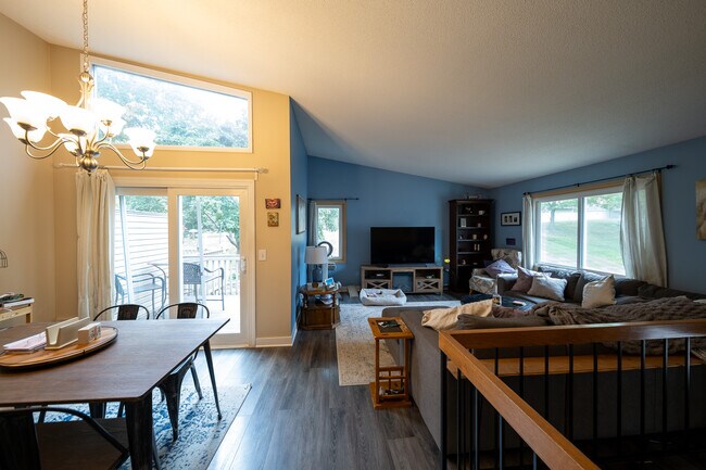 Building Photo - 4222 Goldenrod Ln N