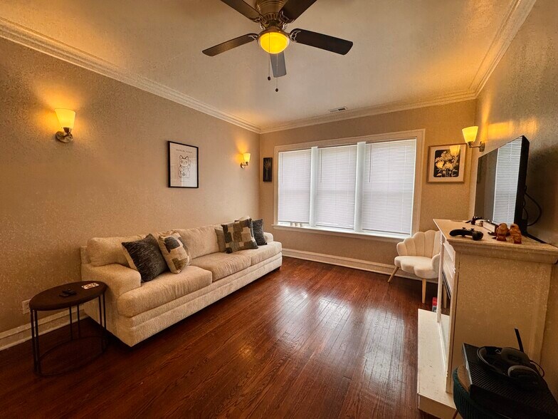 Primary Photo - 2833 W 66th St