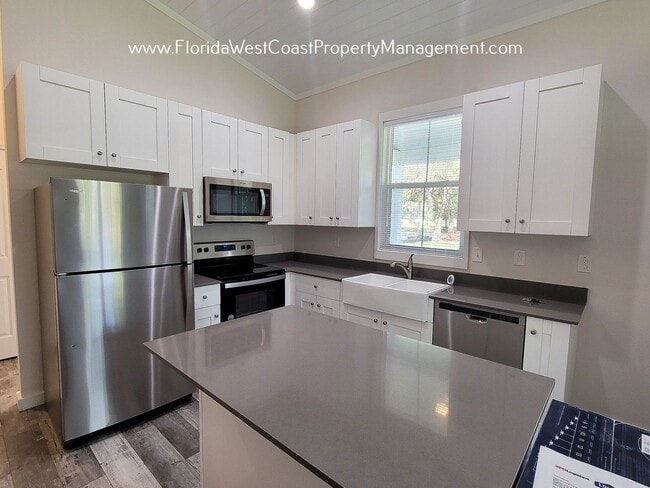 Building Photo - ADORABLE 2 BEDROOM COTTAGE! STAINLESS STEEL MOVE IN READY FOR FEBRUARY!