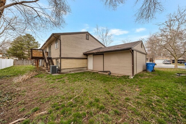 Building Photo - Murray Cul-de-sac Side by Side Duplex with New Carpet and Paint