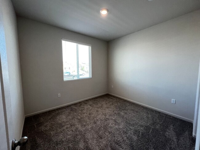 Building Photo - 2035 Greenbriar Dr