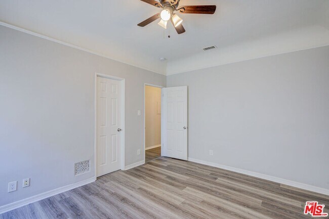 Building Photo - 253 S Elm Dr