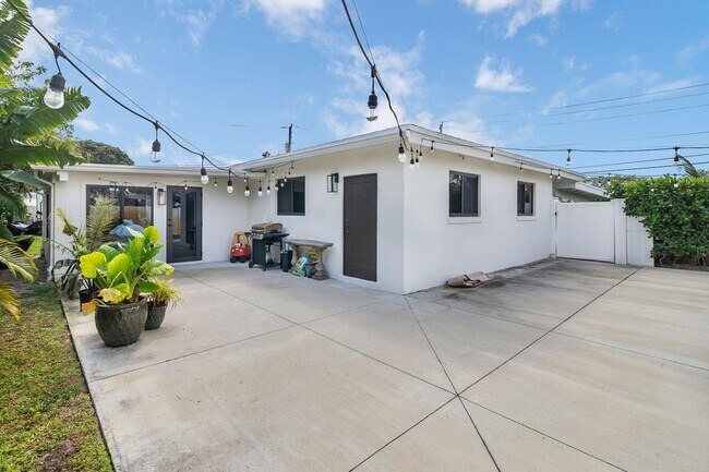 Building Photo - 7700 Pine Tree Ln