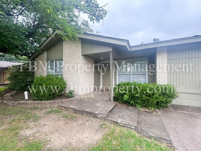 Primary Photo - 713 Phillips Dr