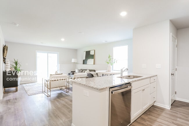 Building Photo - Lovely 3 Bed, 2.5 Bath Home with Modern Am...