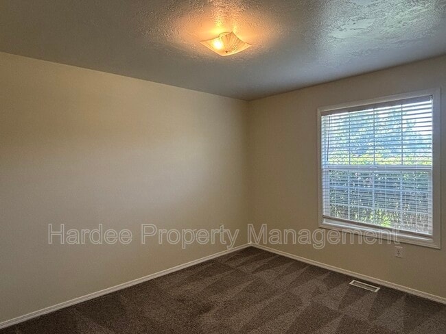 Building Photo - 10764 W Goldenrod Ave