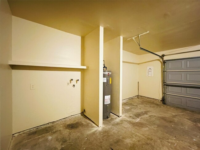 Building Photo - 13892 Hollowgreen Dr