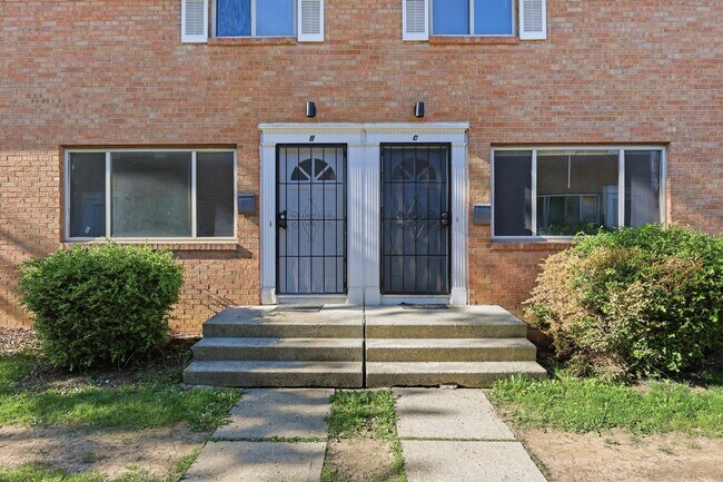Building Photo - 1759 Lonsdale Rd