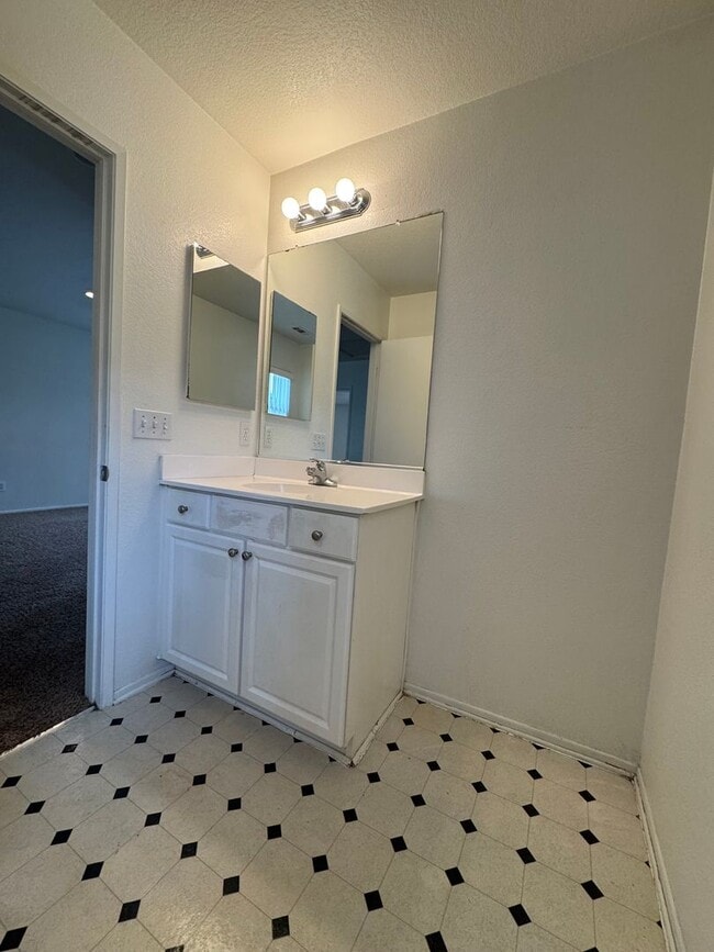 Building Photo - JUST REDUCED! Spacious 3 Bedroom Home in Victorville