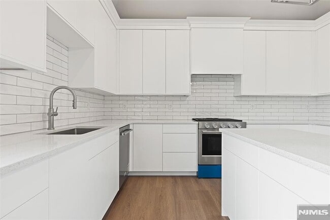 Building Photo - 445 Ramapo Valley Rd