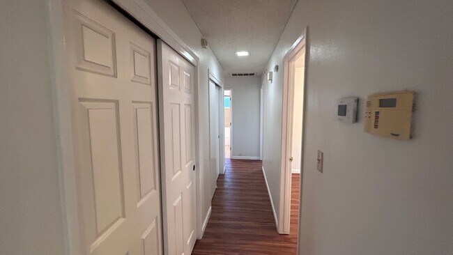 Building Photo - 1717 Briarwood Dr