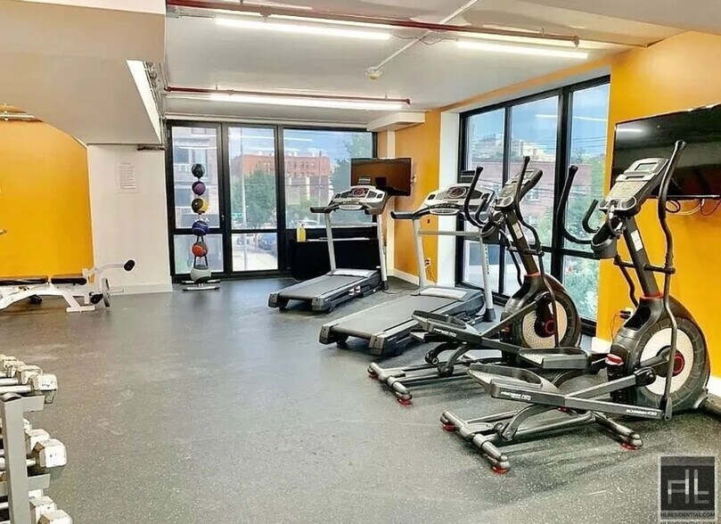 Building Photo - Stunning rent stabilized 1 bedroom with private balcony, onsite laundry, gym & roof deck