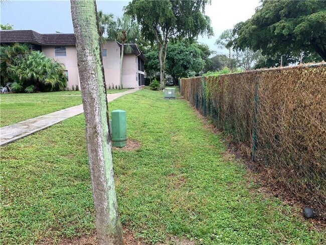 Building Photo - 2830 Riverside Dr