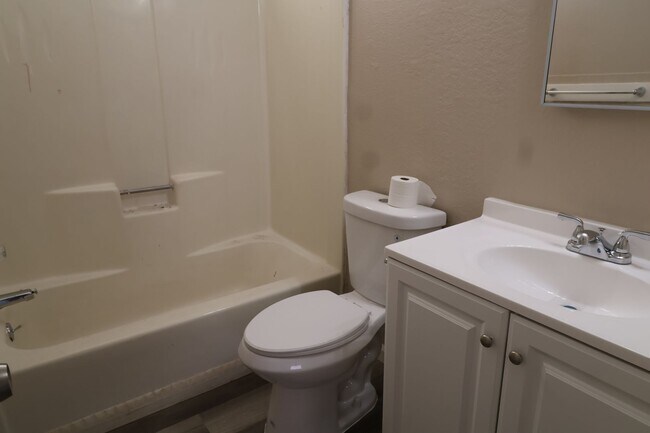 Building Photo - 430 W Moyer Ave